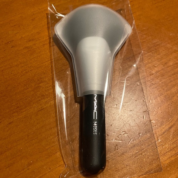 MAC Medium Face Fan Brush 143SES - Picture 2 of 11